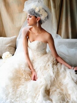 Ball Gown Sweetheart Crystal Beading Organza Chapel Train Wedding DressLUXD0221