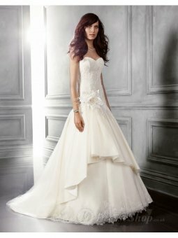 A-Line Sweetheart Lace Chapel Train Wedding Dress